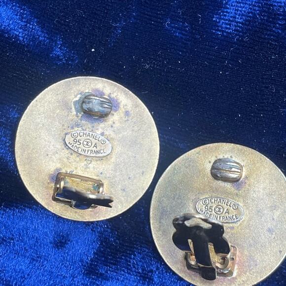 Chanel brass clip on earrings with black center and double CC - Picture 3 of 3